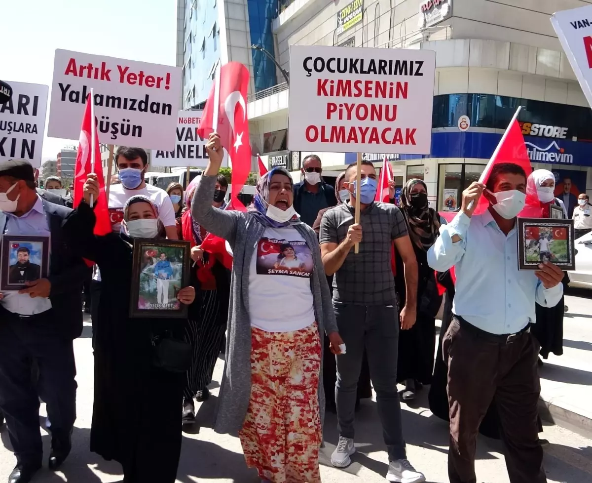 Vanlı annelerin evlat nöbeti devam ediyor