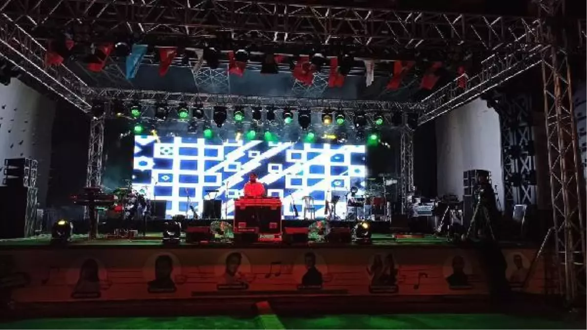 'YAZFEST' DERYA ULUĞ İLE BAŞLADI