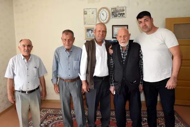 100 yaşında Kovid-19'u yenen Ramazan Şahin, 2 doz aşısını yaptırarak örnek oldu