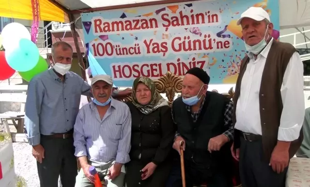 100 yaşında Kovid-19'u yenen Ramazan Şahin, 2 doz aşısını yaptırarak örnek oldu