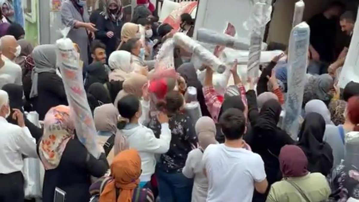 50 liraya satılan halı izdiham oluşturdu! Almak için birbirleriyle yarıştılar