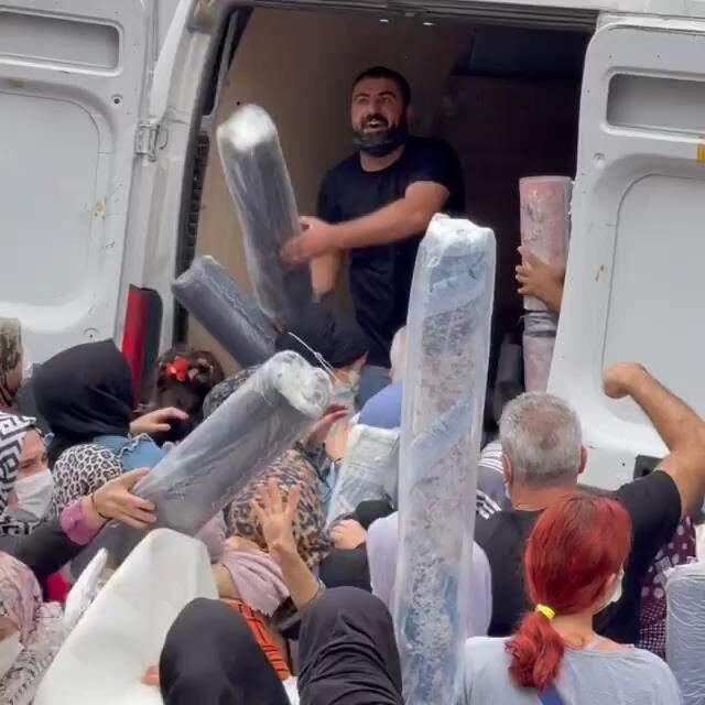 50 liraya satılan halı izdiham oluşturdu! Almak için birbirleriyle yarıştılar