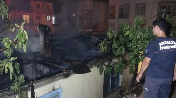 ÇAKMAKLA OYNADIĞI SIRADA EVİ YAKTI