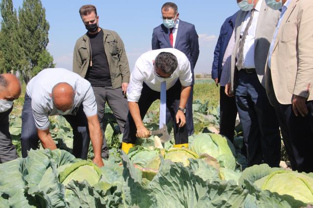Erzurum Valisi Okay Memiş, plaket yerine sarı çizmelerini isteyen çiftçiyi kırmadı