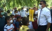 Erzurum Valisi Okay Memiş, plaket yerine sarı çizmelerini isteyen çiftçiyi kırmadı