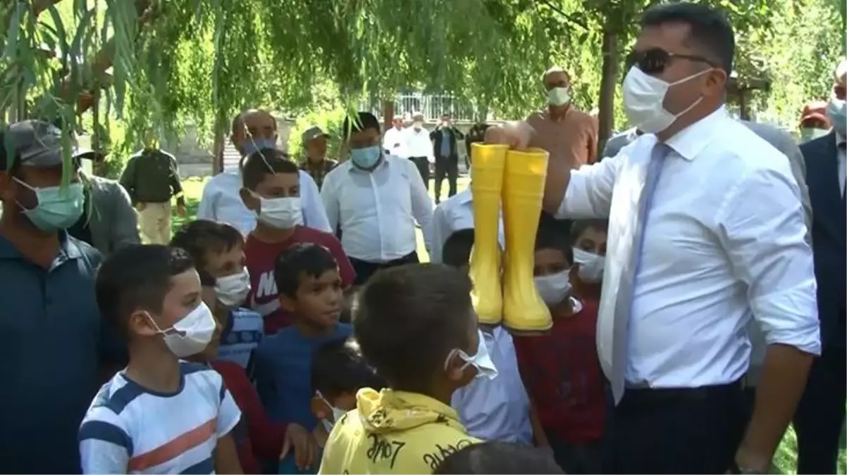 Erzurum Valisi Okay Memiş, plaket yerine sarı çizmelerini isteyen çiftçiyi kırmadı