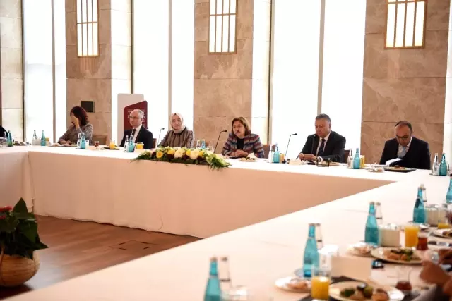 Fatma Şahin tasarımcılarla bir araya geldi