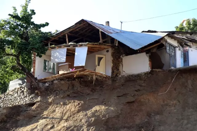 Gümüşhane'de göçük: Daha önce boşaltılan evin bir kısmı büyük bir gürültüyle yıkıldı
