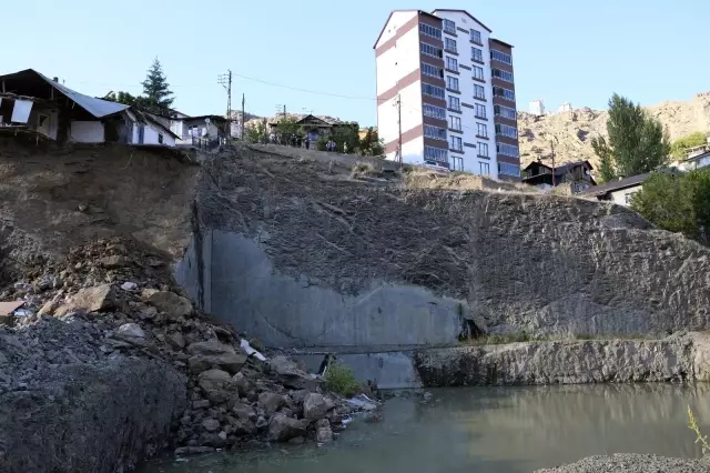 Gümüşhane'de göçük: Daha önce boşaltılan evin bir kısmı büyük bir gürültüyle yıkıldı