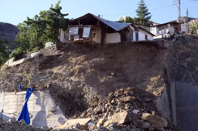 Gümüşhane'de göçük: Daha önce boşaltılan evin bir kısmı büyük bir gürültüyle yıkıldı