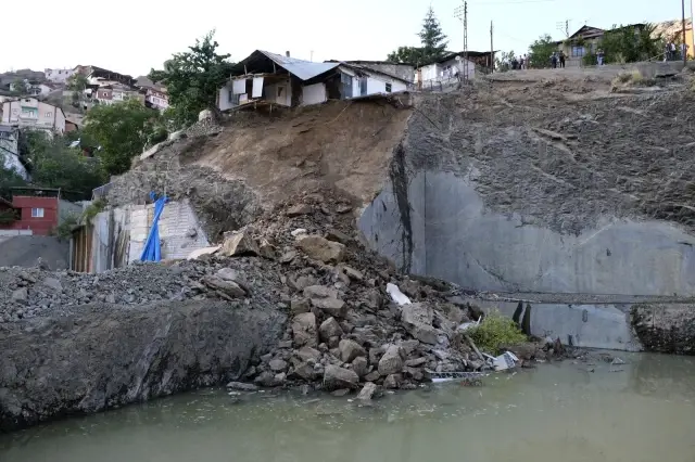 Gümüşhane'de göçük: Daha önce boşaltılan evin bir kısmı büyük bir gürültüyle yıkıldı