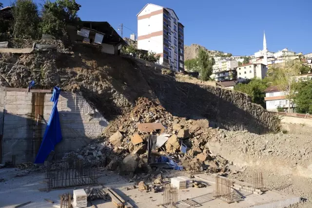 Gümüşhane'de göçük: Daha önce boşaltılan evin bir kısmı büyük bir gürültüyle yıkıldı