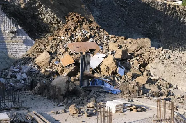 Gümüşhane'de göçük: Daha önce boşaltılan evin bir kısmı büyük bir gürültüyle yıkıldı