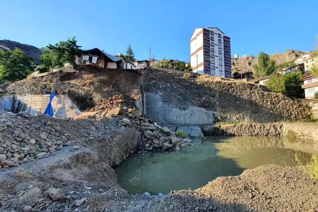 Gümüşhane'de göçük: Daha önce boşaltılan evin bir kısmı büyük bir gürültüyle yıkıldı