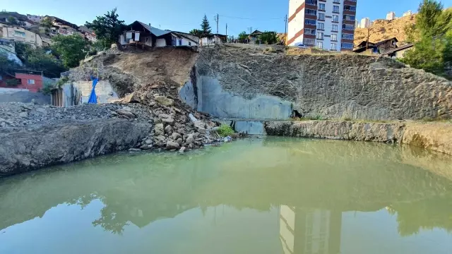 Gümüşhane'de göçük: Daha önce boşaltılan evin bir kısmı büyük bir gürültüyle yıkıldı