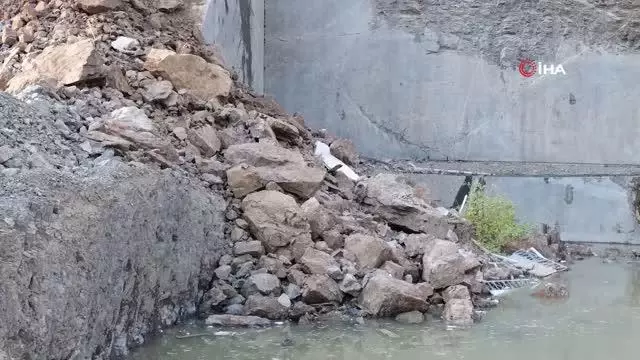Gümüşhane'de göçük: Daha önce boşaltılan evin bir kısmı büyük bir gürültüyle yıkıldı