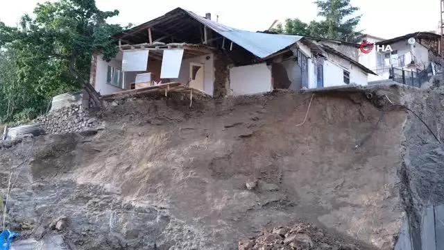 Gümüşhane'de göçük: Daha önce boşaltılan evin bir kısmı büyük bir gürültüyle yıkıldı
