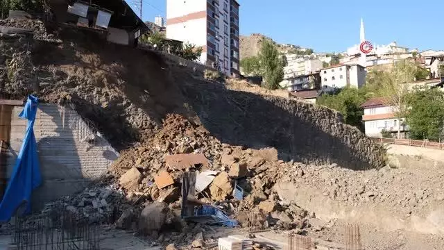 Gümüşhane'de göçük: Daha önce boşaltılan evin bir kısmı büyük bir gürültüyle yıkıldı