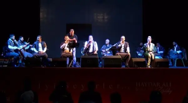 Hasköy Sahne'de sıra gecesi grubundan müzik şöleni