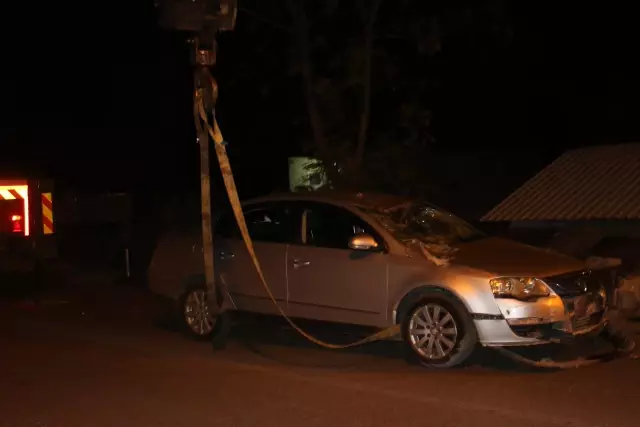 Otomobil evin çatısına düştü: 2 yaralı