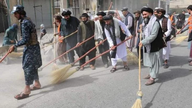 Hükümeti kuran Taliban'ın birinci icraatı süpürgeleri kapıp Afganistan sokaklarını temizlemek oldu