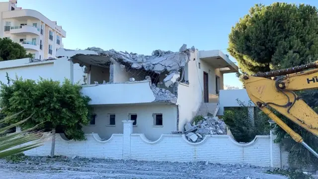 İş makinesi bir dokundu, minare böyle yıkıldı