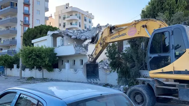 İş makinesi bir dokundu, minare böyle yıkıldı