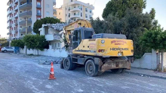 İş makinesi bir dokundu, minare böyle yıkıldı
