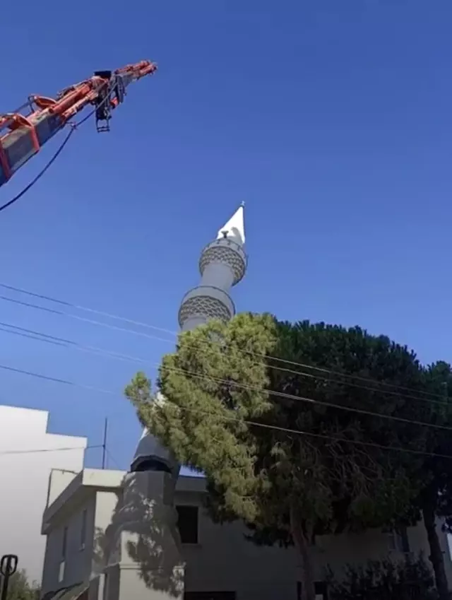 İş makinesi bir dokundu, minare böyle yıkıldı