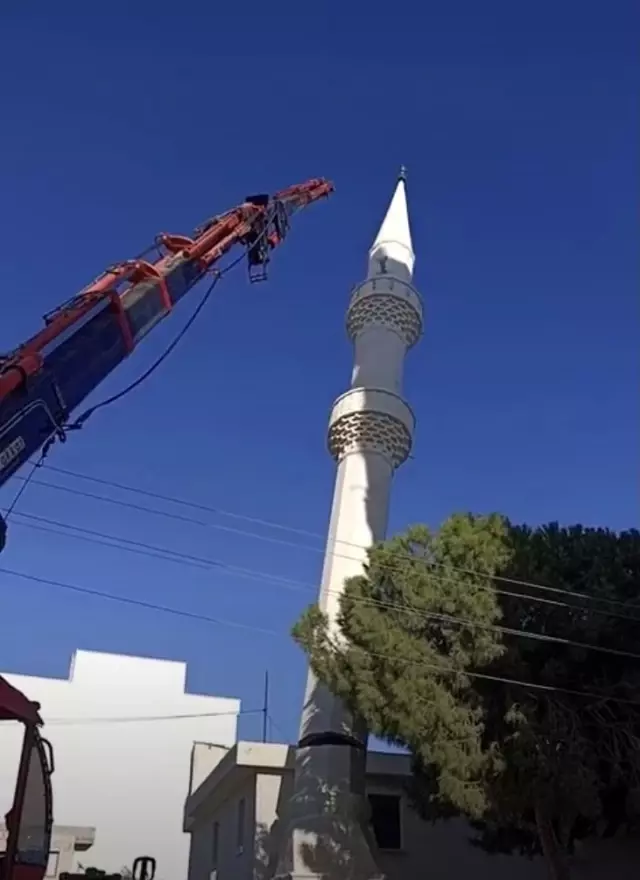 İş makinesi bir dokundu, minare böyle yıkıldı