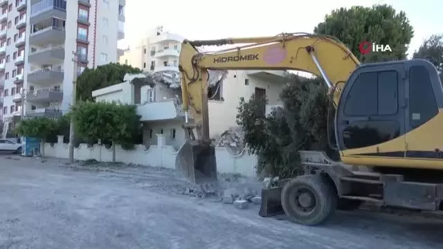 İş makinesi bir dokundu, minare böyle yıkıldı