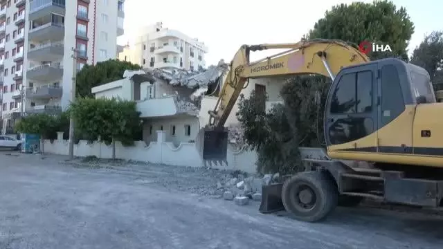 İş makinesi bir dokundu, minare böyle yıkıldı