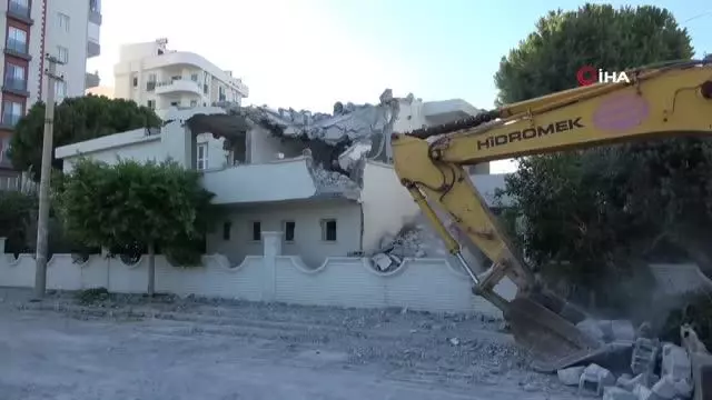 İş makinesi bir dokundu, minare böyle yıkıldı