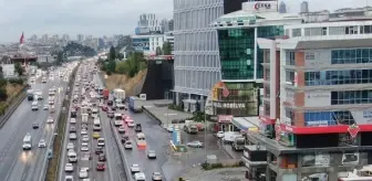 D-100 Karayolu: İstanbul güne yağmurla başladı! Trafik birçok yerde durma noktasına geldi D-100 Karayolu: İstanbul güne yağmurla başladı! Trafik birçok yerde durma noktasına geldi