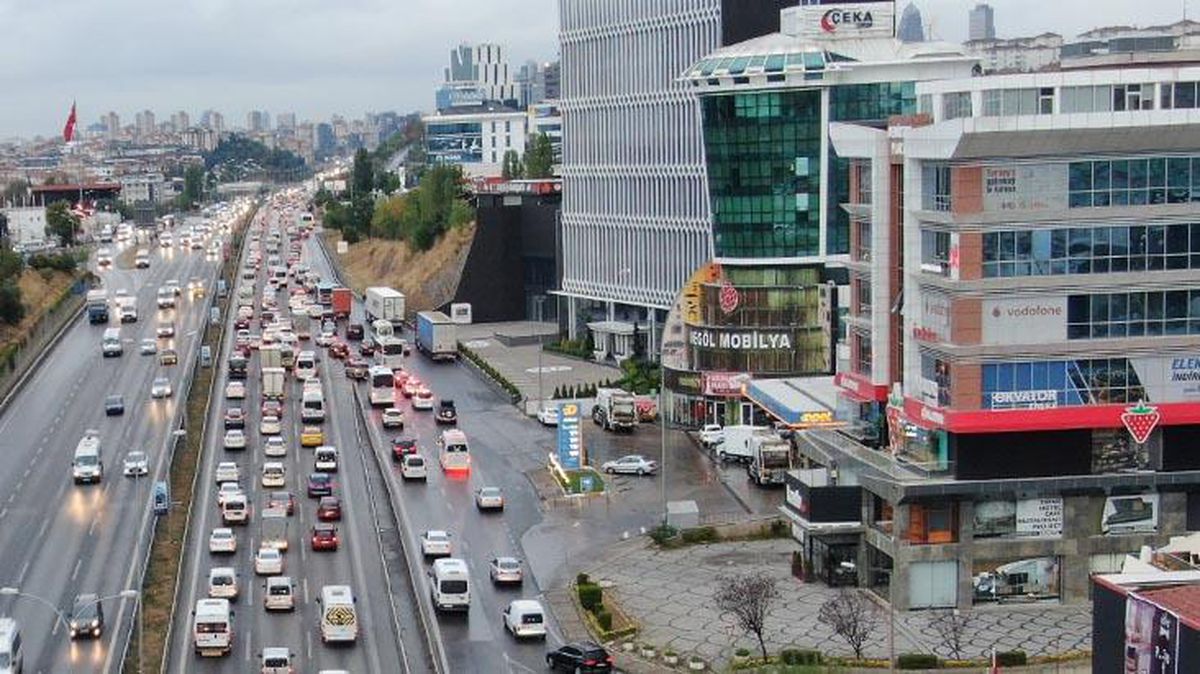 İstanbul güne yağmurla başladı! Trafik birçok yerde durma noktasına geldi