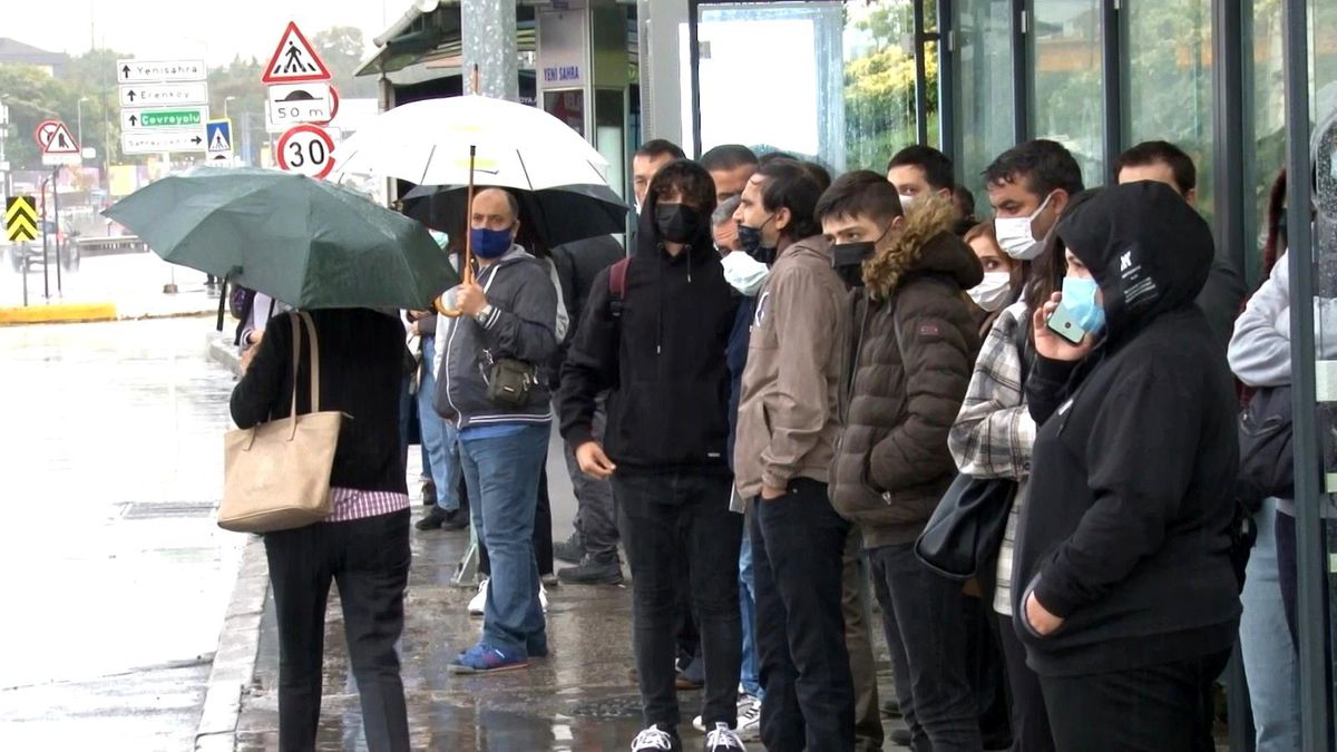 Kadıköy'de öğrencinin yağmur sonrası trafik ve otobüs isyanı