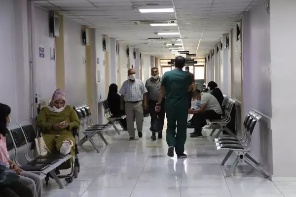 Kendisini el işareti ile yönlendiren hemşireyi darbedip saçlarını yoldu Kendisini el işareti ile yönlendiren hemşireyi darbedip saçlarını yoldu