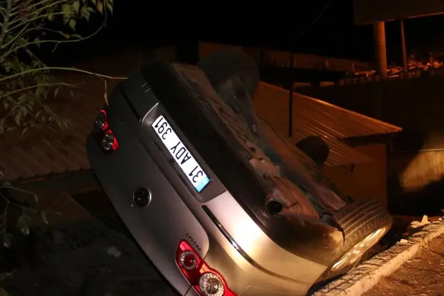 Otomobil evin çatısına düştü: 2 yaralı