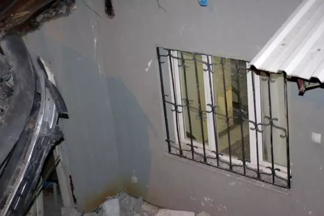 Otomobil evin çatısına düştü: 2 yaralı