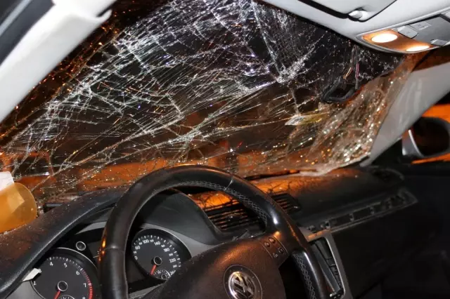 Otomobil evin çatısına düştü: 2 yaralı