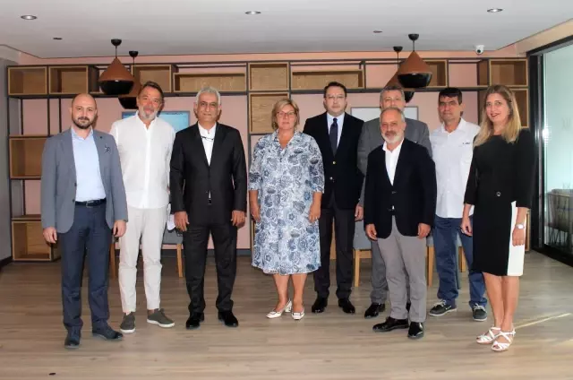 Kültür ve Turizm Bakanı Ersoy, Marmaris'te turizmciler ile bir araya geldi