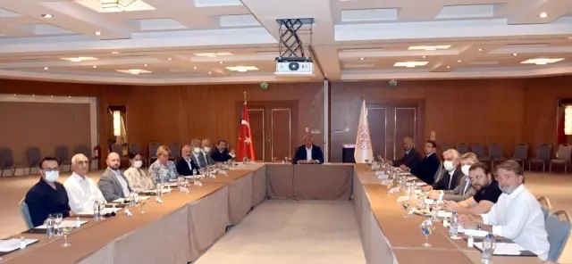 Kültür ve Turizm Bakanı Ersoy, Marmaris'te turizmciler ile bir araya geldi