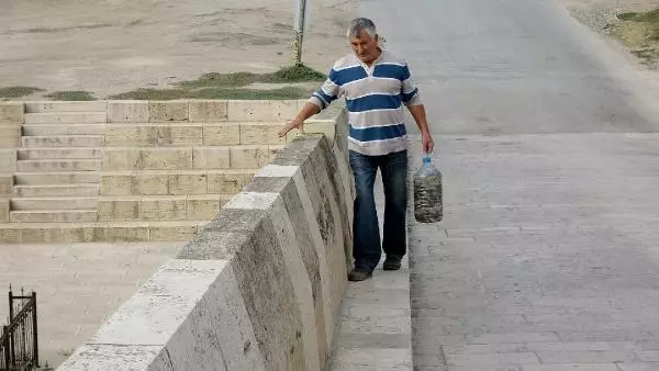 KURUYAN KANALDAKİ BALIKLARI PET ŞİŞELERLE NEHRE TAŞIYIP, ÖLÜMDEN KURTARDI