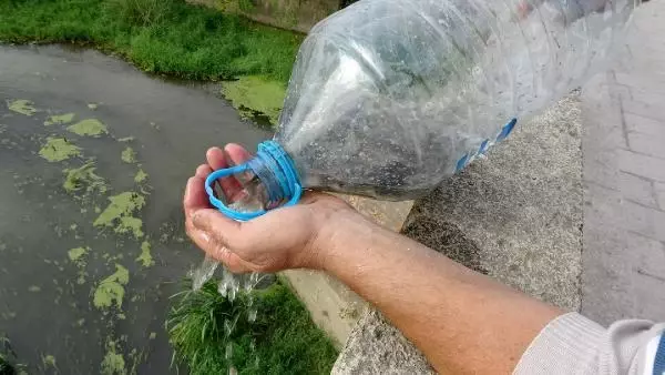 KURUYAN KANALDAKİ BALIKLARI PET ŞİŞELERLE NEHRE TAŞIYIP, ÖLÜMDEN KURTARDI