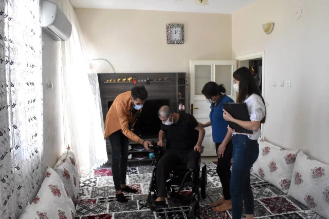 Mardin Büyükşehir Belediyesinden engelli vatandaşa akülü sandalye desteği