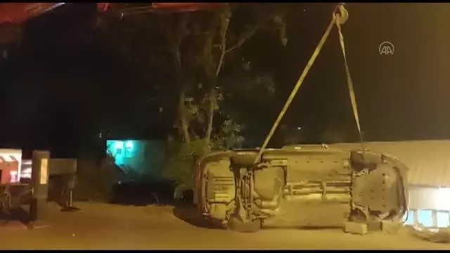 Otomobil evin çatısına düştü: 2 yaralı