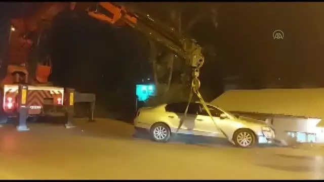 Otomobil evin çatısına düştü: 2 yaralı