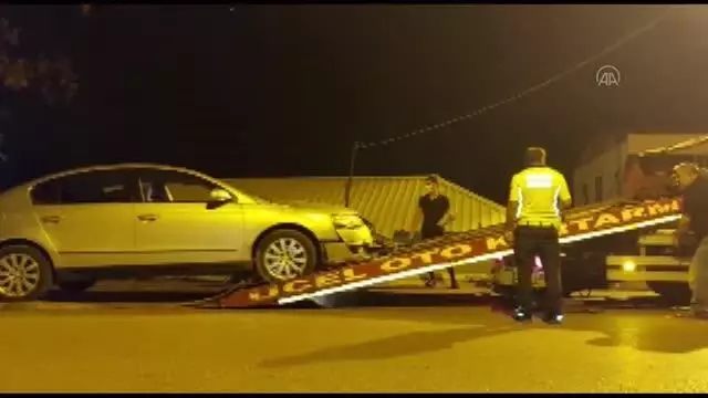 Otomobil evin çatısına düştü: 2 yaralı