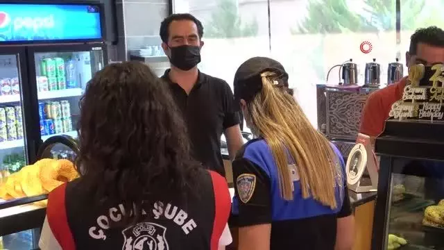 Polis önce öğrenciler için uyardı, sonra voleybol oynadı