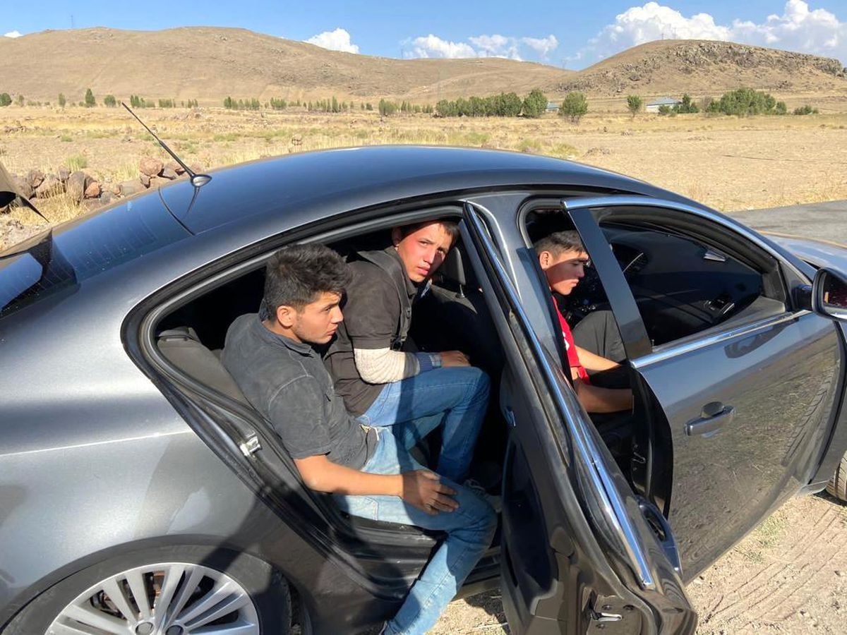 Şüphe üzerine durdurulan otomobilde 3 düzensiz göçmen, 3 organizatör yakalandı
